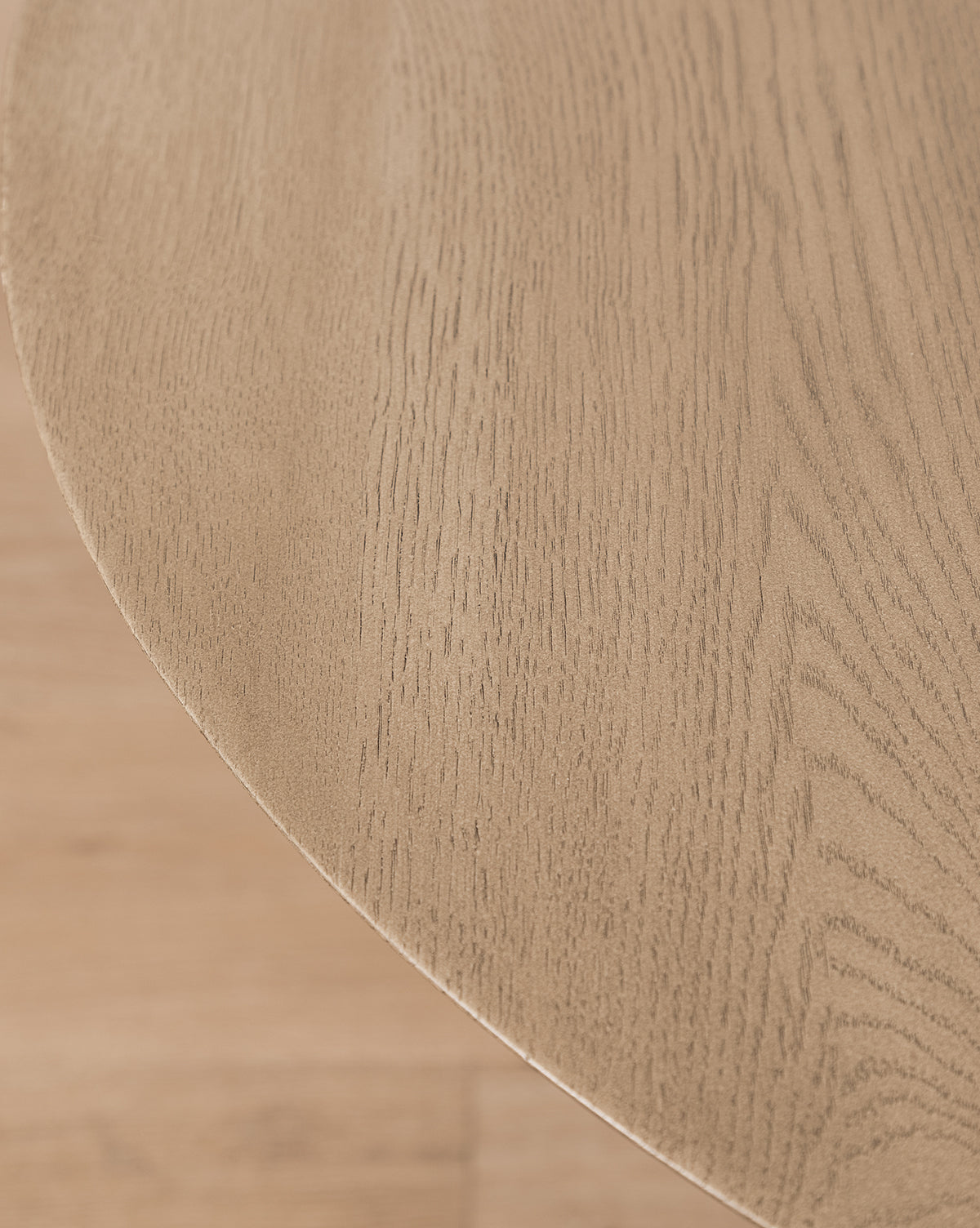 Table d'appoint moderne en bois avec forme architecturale pour le salon