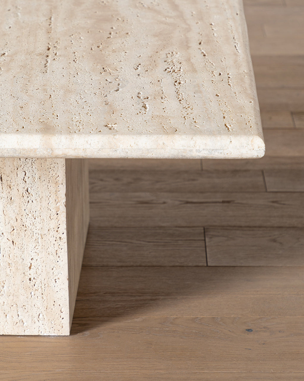 Table basse en travertin organique avec texture de marbre naturel pour salon