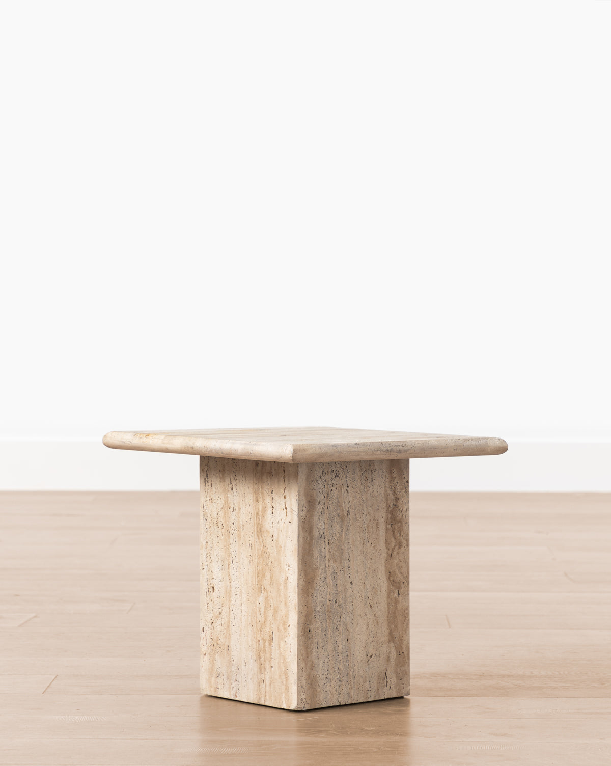 Table d'appoint en travertin organique à texture naturelle pour salon