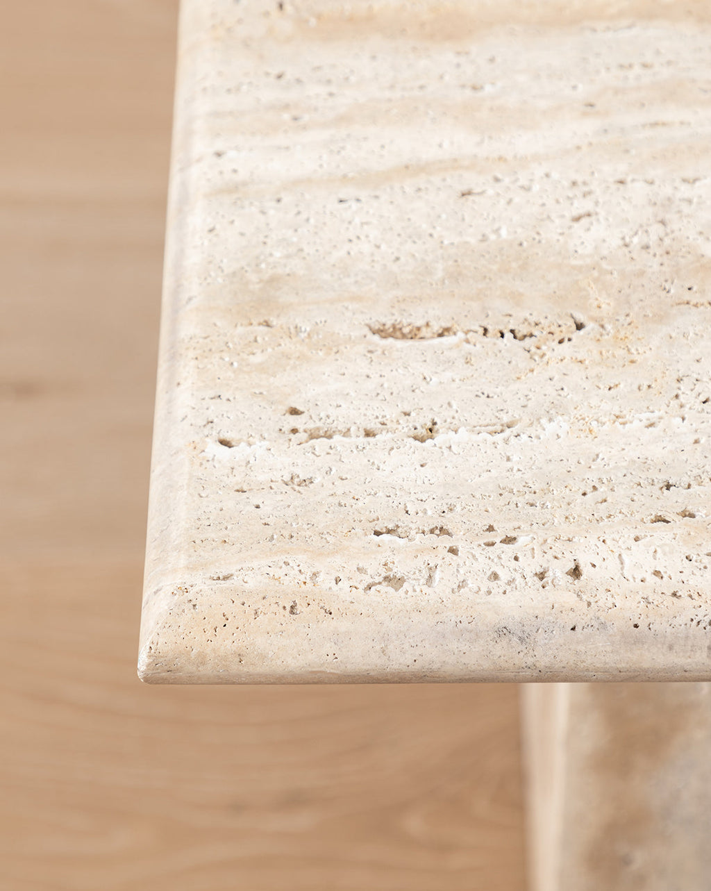 Table d'appoint en travertin organique à texture naturelle pour salon