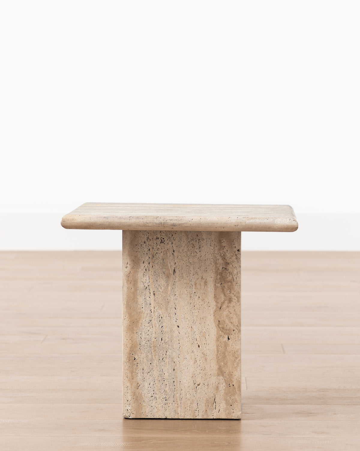 Table d'appoint en travertin organique à texture naturelle pour salon