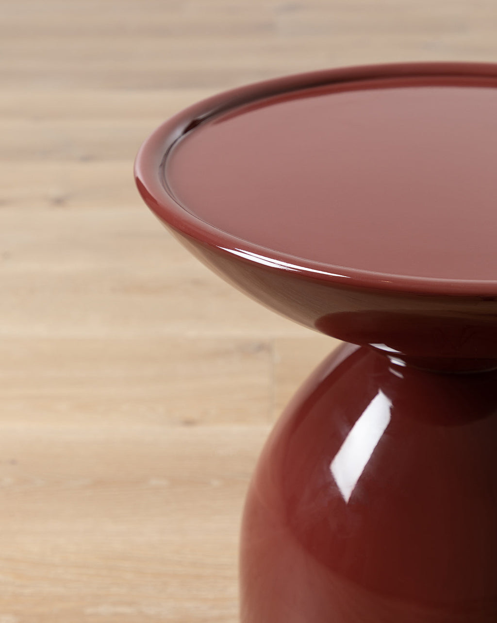 Table d'appoint scandinave en bois au design minimaliste pour le salon