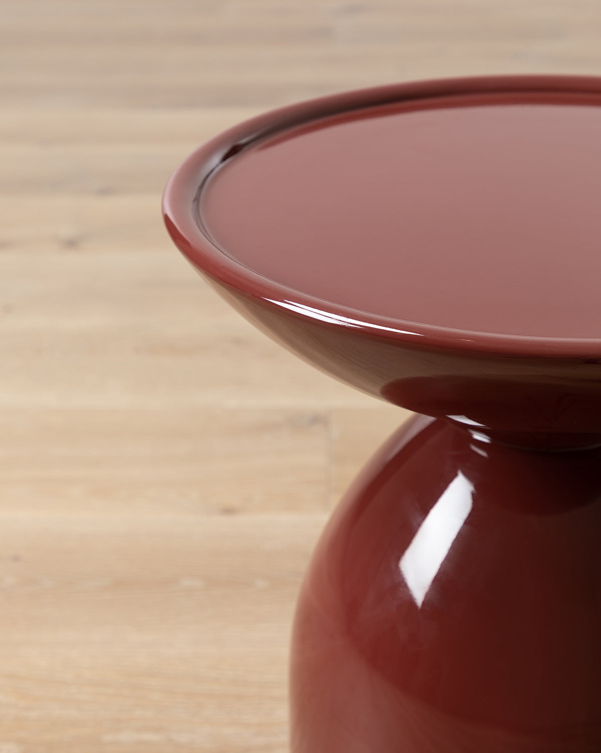 Table d'appoint scandinave en bois au design minimaliste pour le salon
