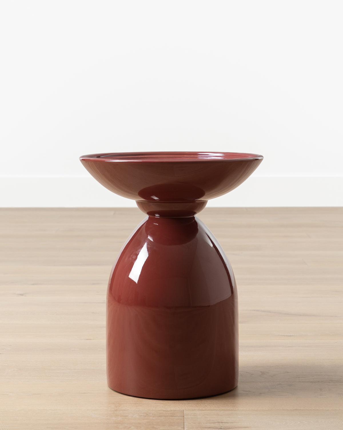 Table d'appoint scandinave en bois au design minimaliste pour le salon