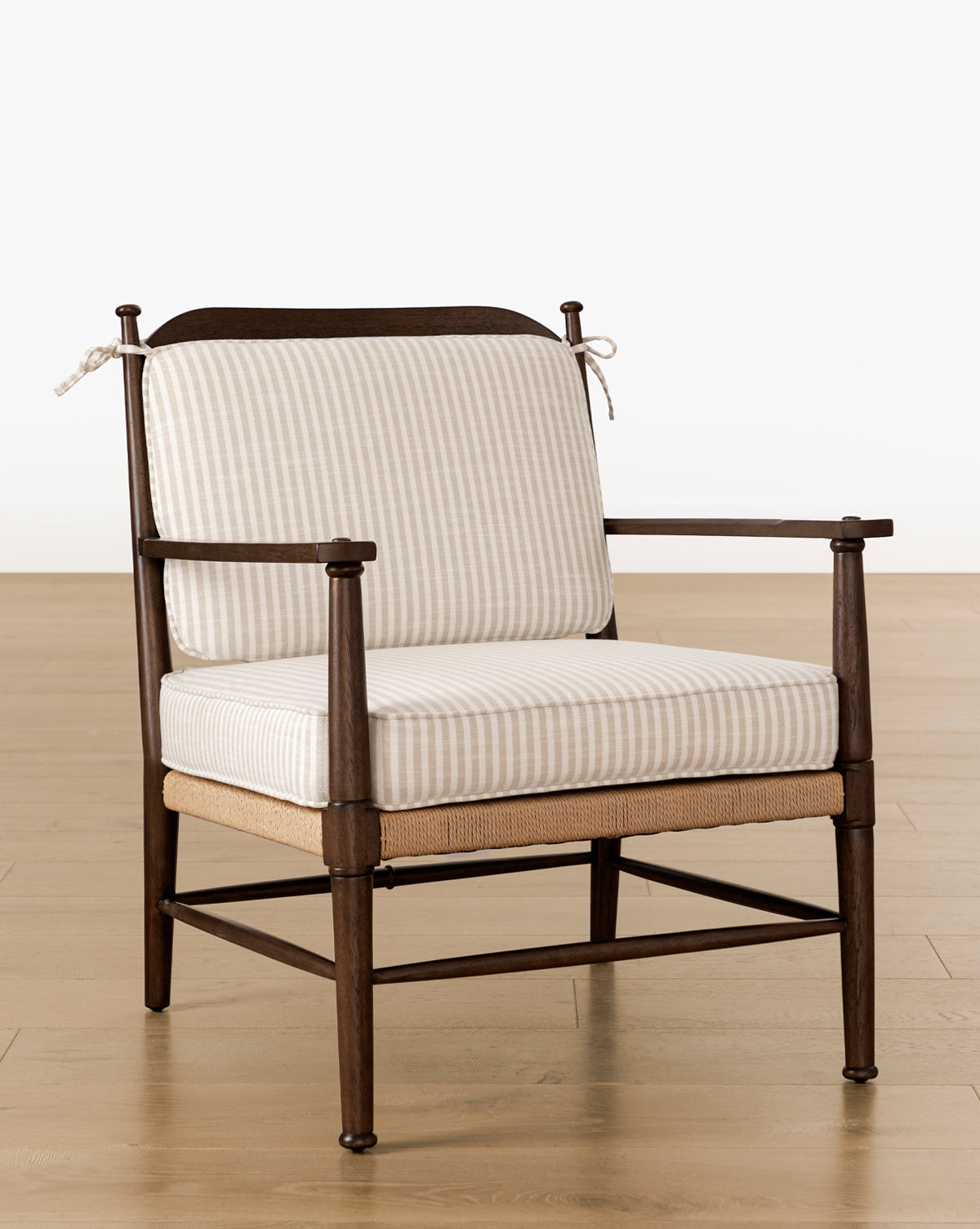 Fauteuil de salon traditionnel en bois et tissage, avec revêtement sur mesure et lignes épurées, idéal pour le salon