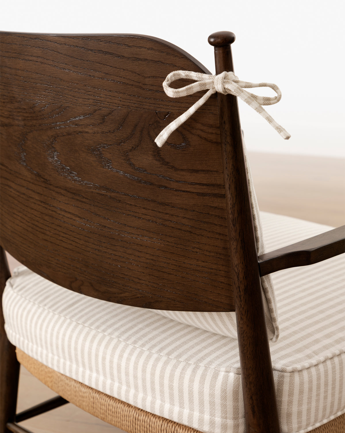 Fauteuil de salon traditionnel en bois et tissage, avec revêtement sur mesure et lignes épurées, idéal pour le salon