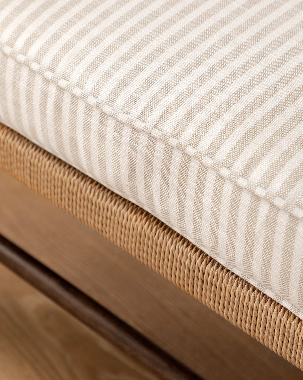 Fauteuil de salon traditionnel en bois et tissage, avec revêtement sur mesure et lignes épurées, idéal pour le salon