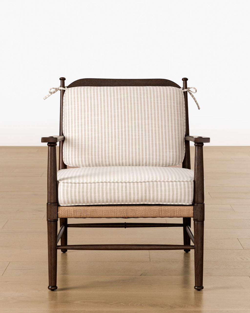 Fauteuil de salon traditionnel en bois et tissage, avec revêtement sur mesure et lignes épurées, idéal pour le salon