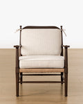 Fauteuil de salon traditionnel en bois et tissage, avec revêtement sur mesure et lignes épurées, idéal pour le salon