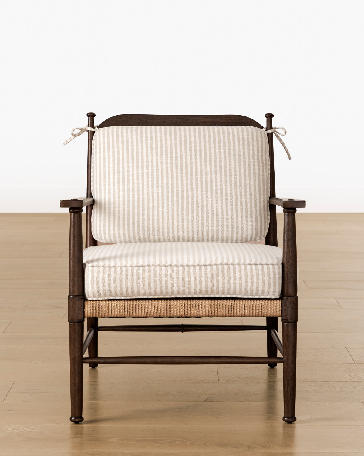 Fauteuil de salon traditionnel en bois et tissage, avec revêtement sur mesure et lignes épurées, idéal pour le salon
