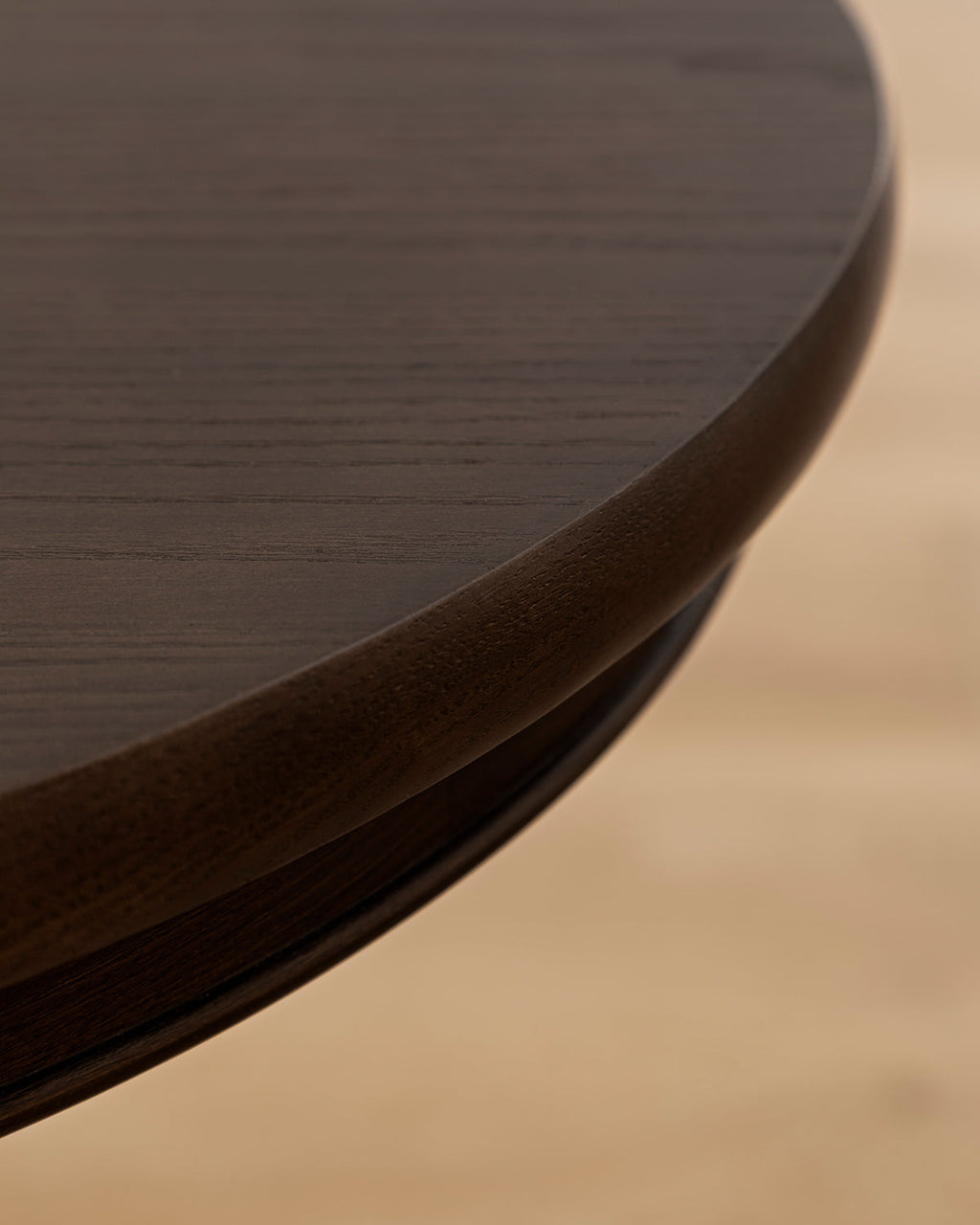 Table d'appoint moderne en bois avec pieds coniques élégants pour le salon