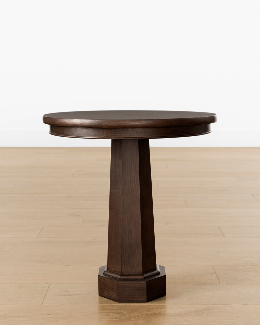 Table d'appoint moderne en bois avec pieds coniques élégants pour le salon