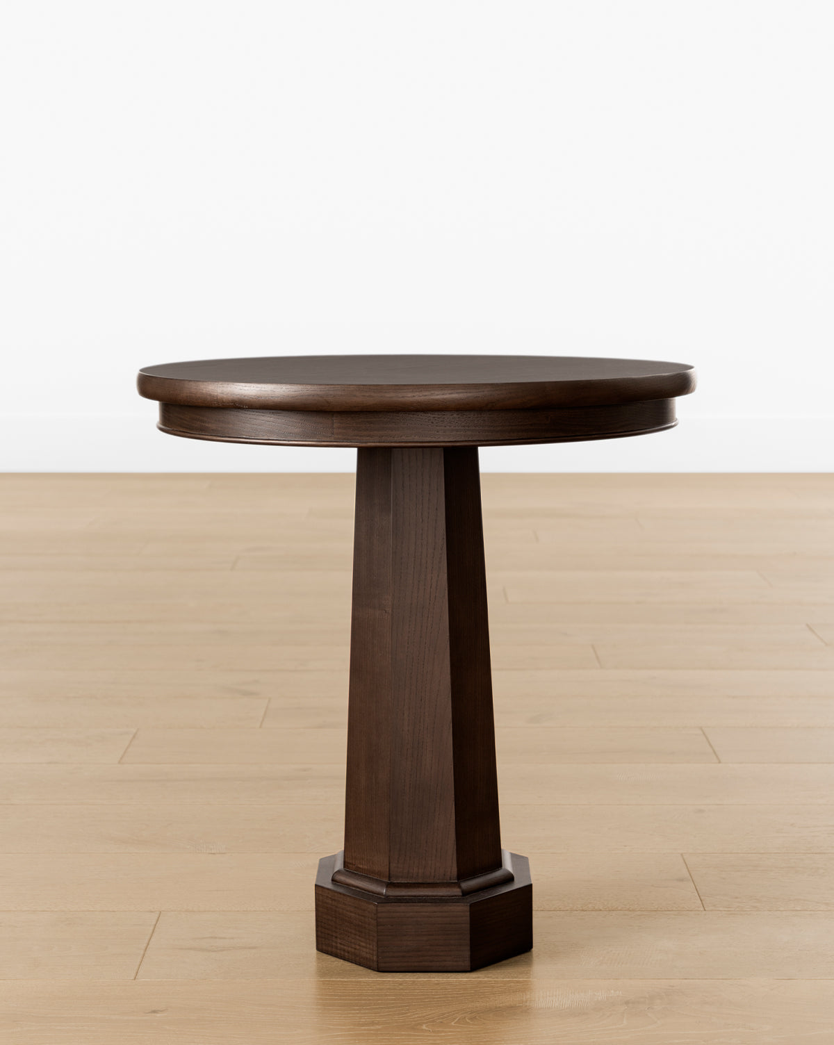 Table d'appoint moderne en bois avec pieds coniques élégants pour le salon