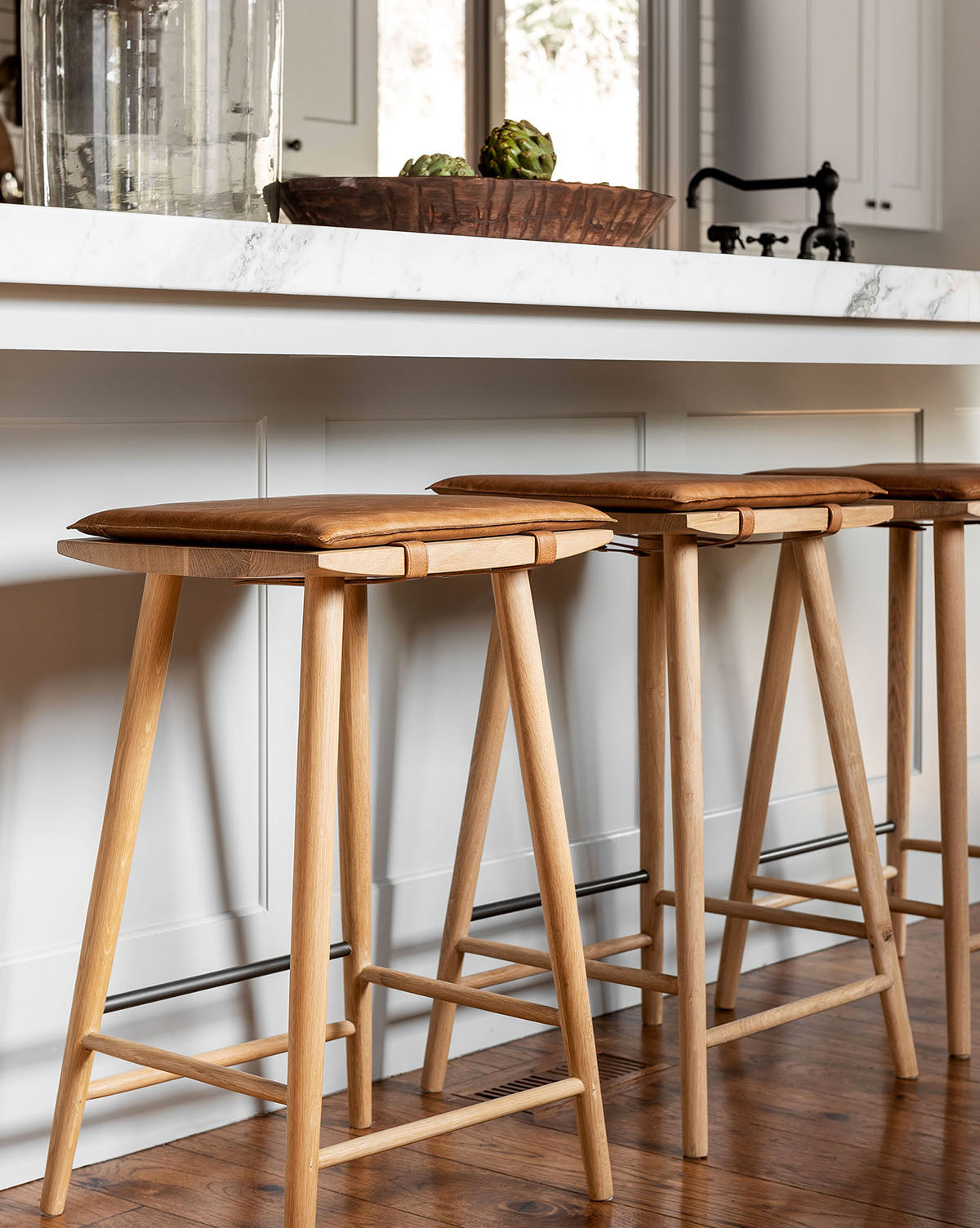 Tabouret de comptoir sans dossier moderne en chêne et cuir aniline avec repose-pieds en métal pour salle à manger
