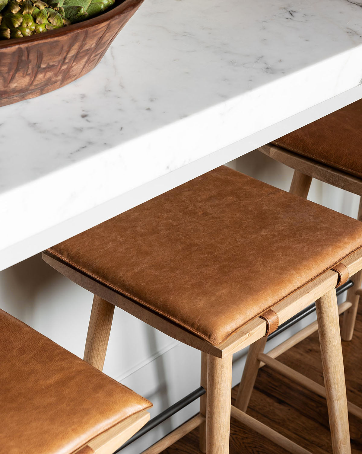 Tabouret de comptoir sans dossier moderne en chêne et cuir aniline avec repose-pieds en métal pour salle à manger