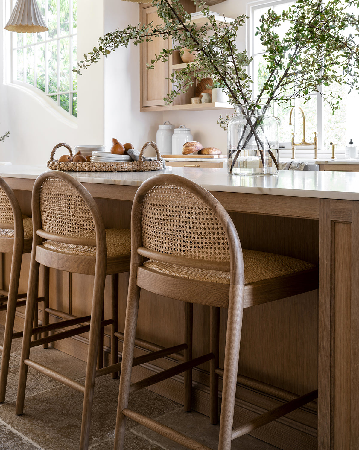 Tabouret de comptoir Organic Oak & Cane avec assise en cannage naturel pour salle à manger