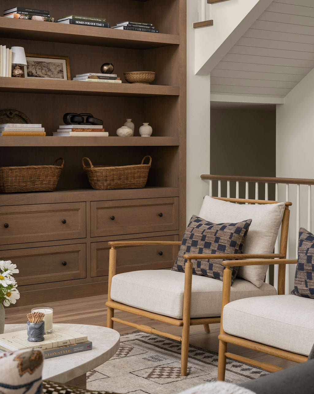 Fauteuil scandinave en chêne massif avec coussins en lin naturel pour salon