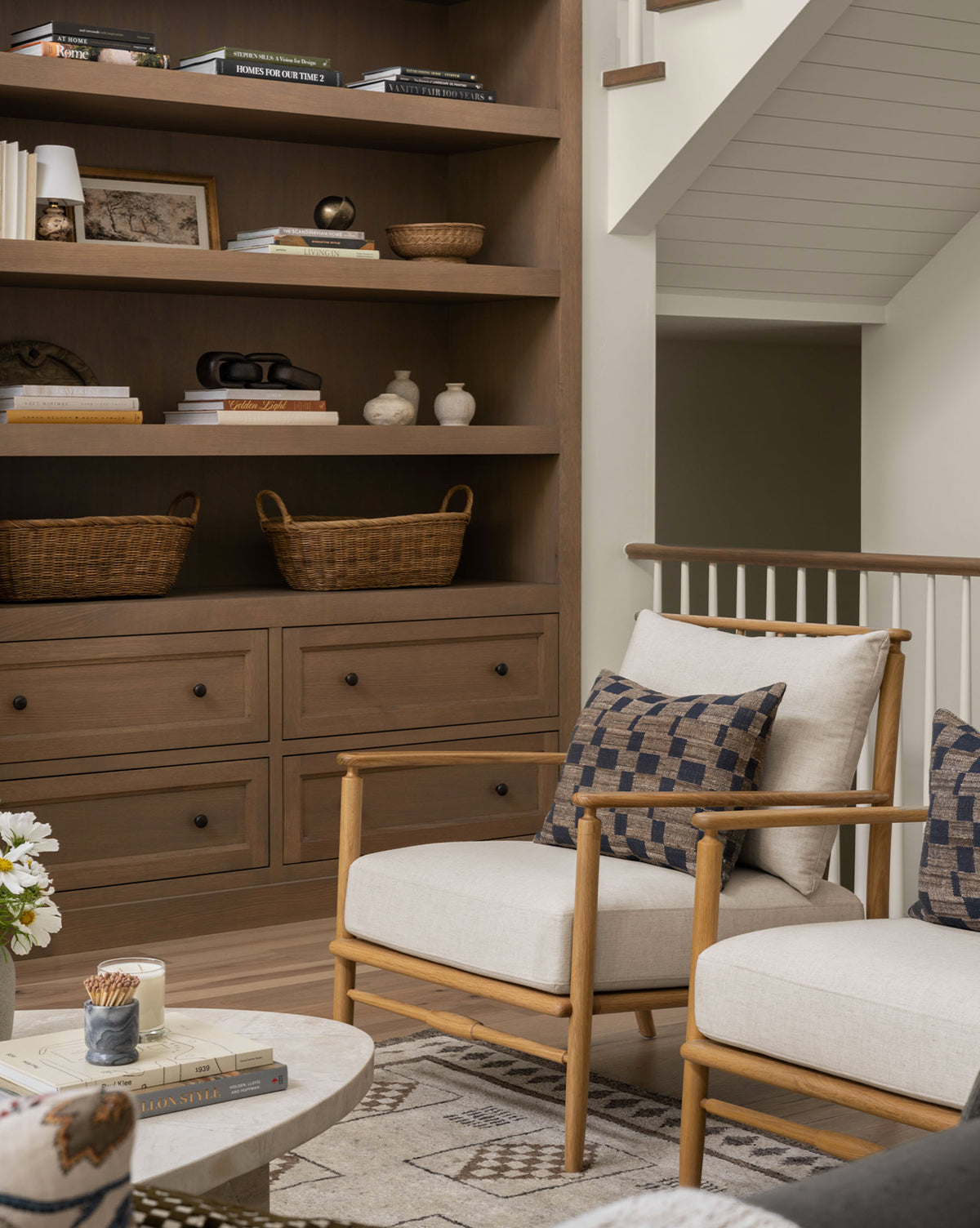 Fauteuil scandinave en chêne massif avec coussins en lin naturel pour salon
