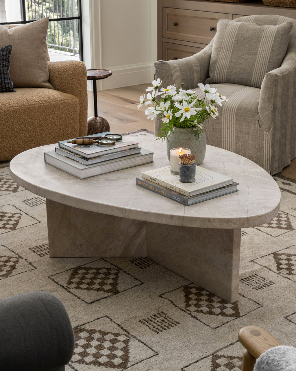 Table basse en marbre turc moderne avec forme organique arrondie pour le salon