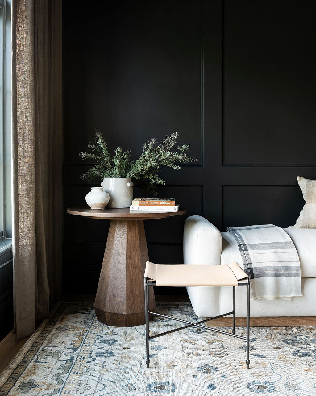 Table d'appoint moderne en bois au design minimaliste pour salon