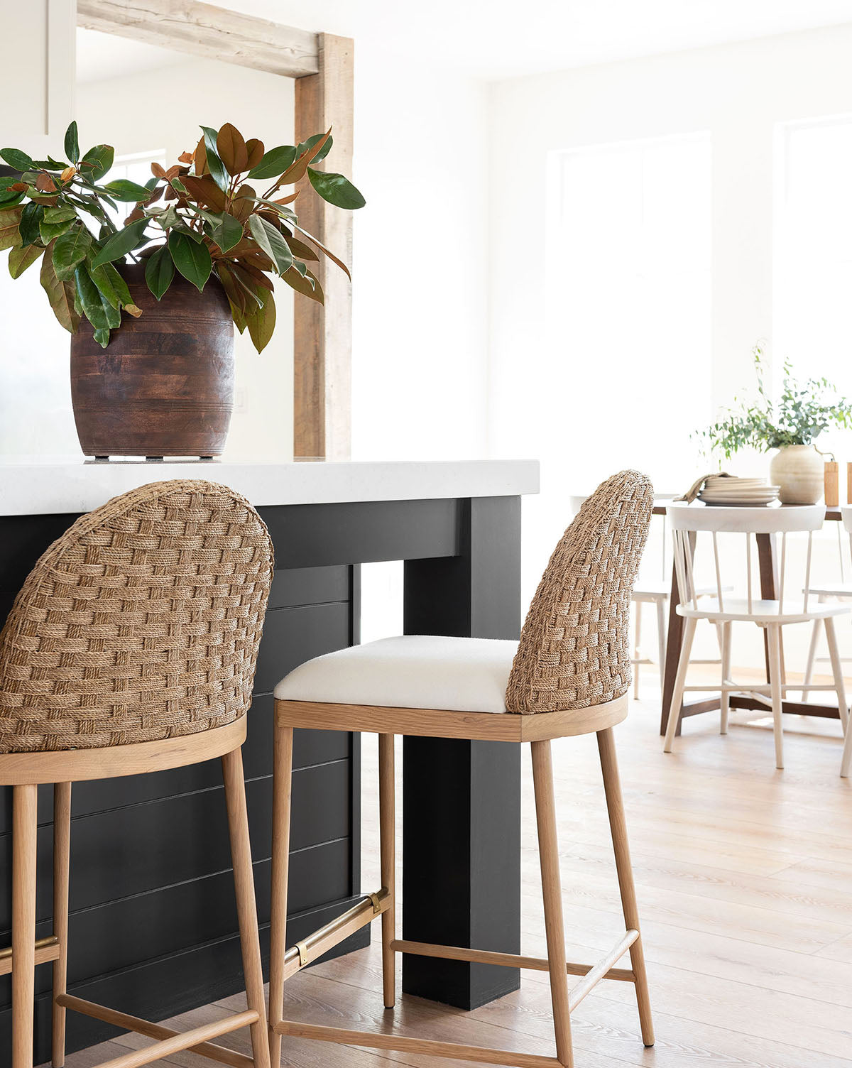 Tabouret de comptoir en chêne scandinave et tissé avec coussin blanc impeccable pour salle à manger