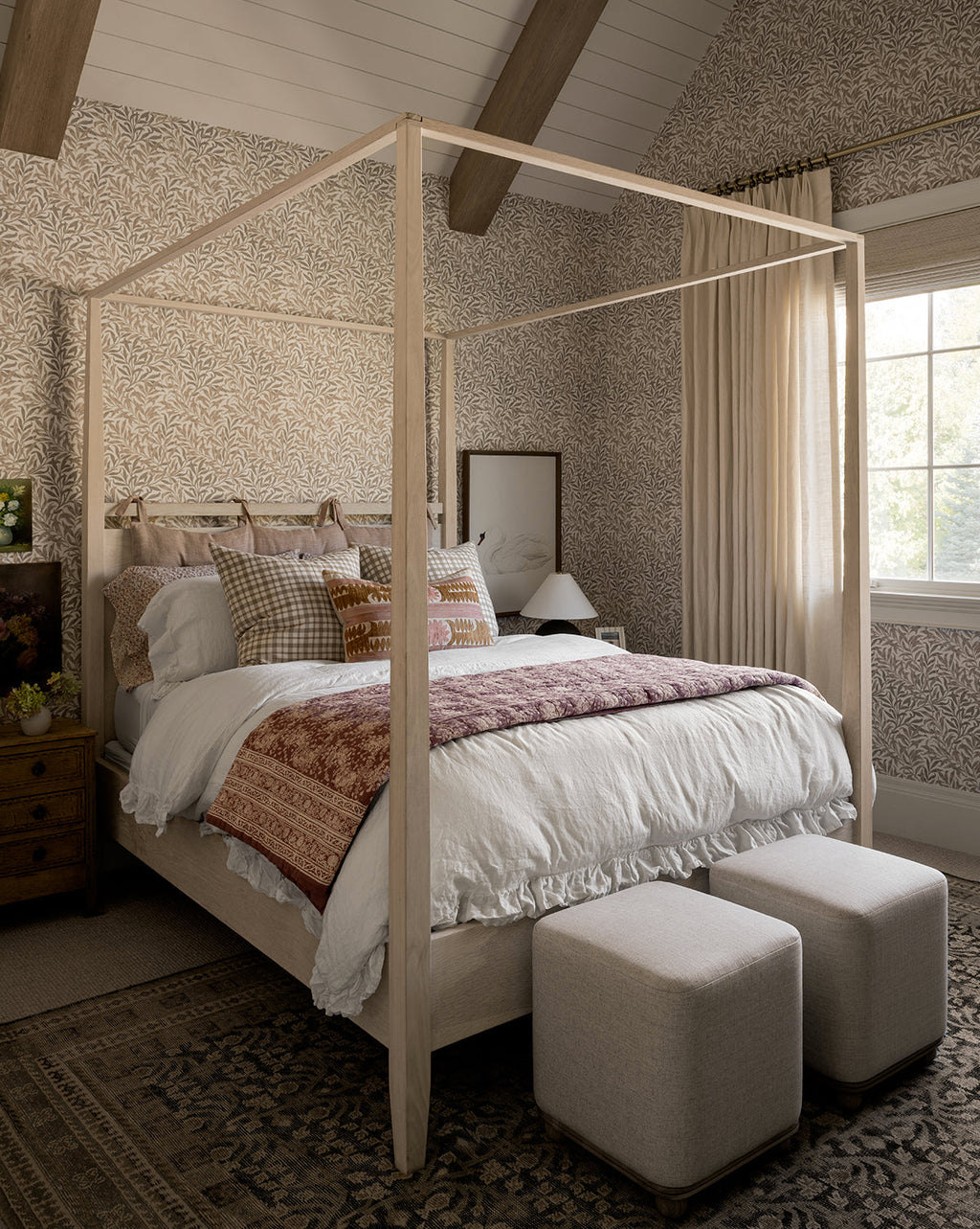 Pouff en tissu moderne aux lignes épurées et au design polyvalent pour le salon