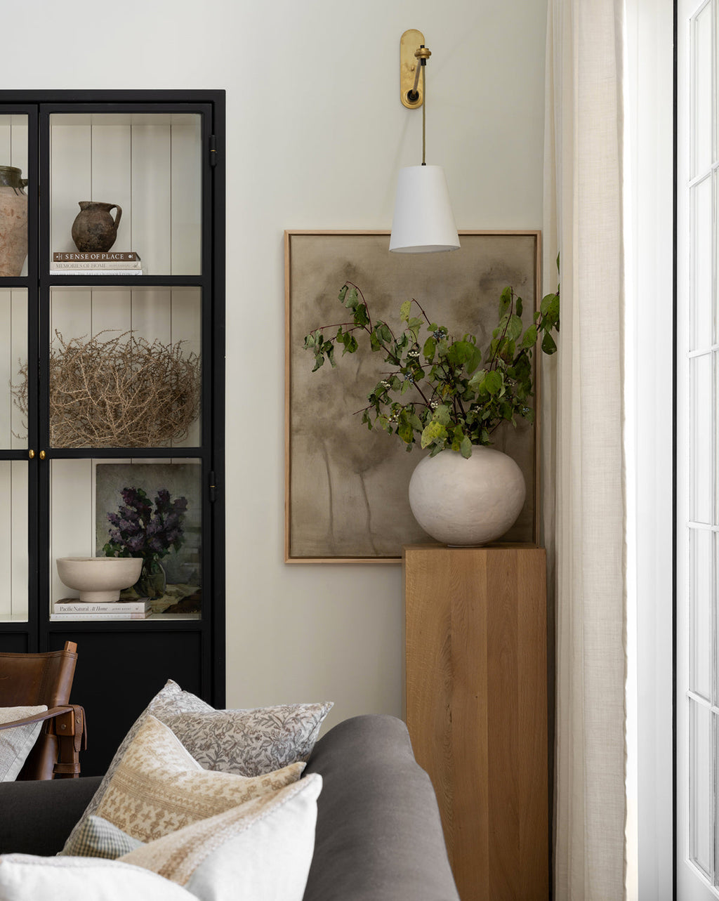 Piédestal en bois moderne avec forme sculpturale pour salon