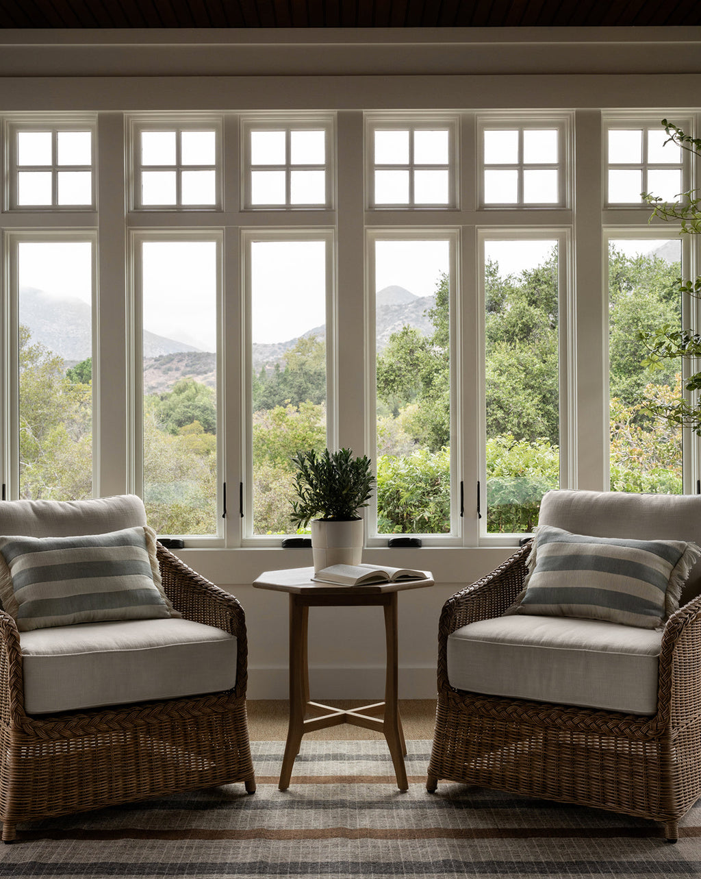 Table d'appoint scandinave en chêne massif avec finition naturelle pour salon
