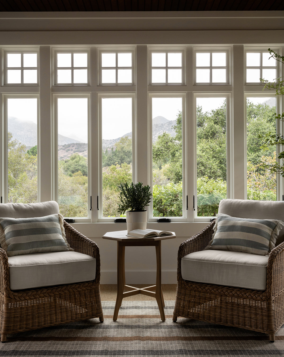Table d'appoint scandinave en chêne massif avec finition naturelle pour salon