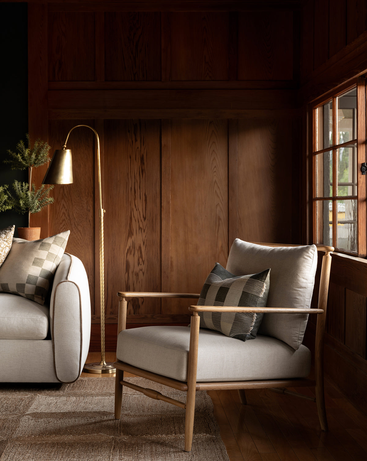 Fauteuil scandinave en chêne massif avec coussins en lin naturel pour salon