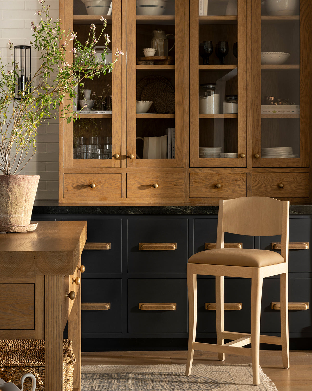 Tabouret de comptoir moderne en chêne blanc avec détails incurvés et revêtement performant pour salle à manger