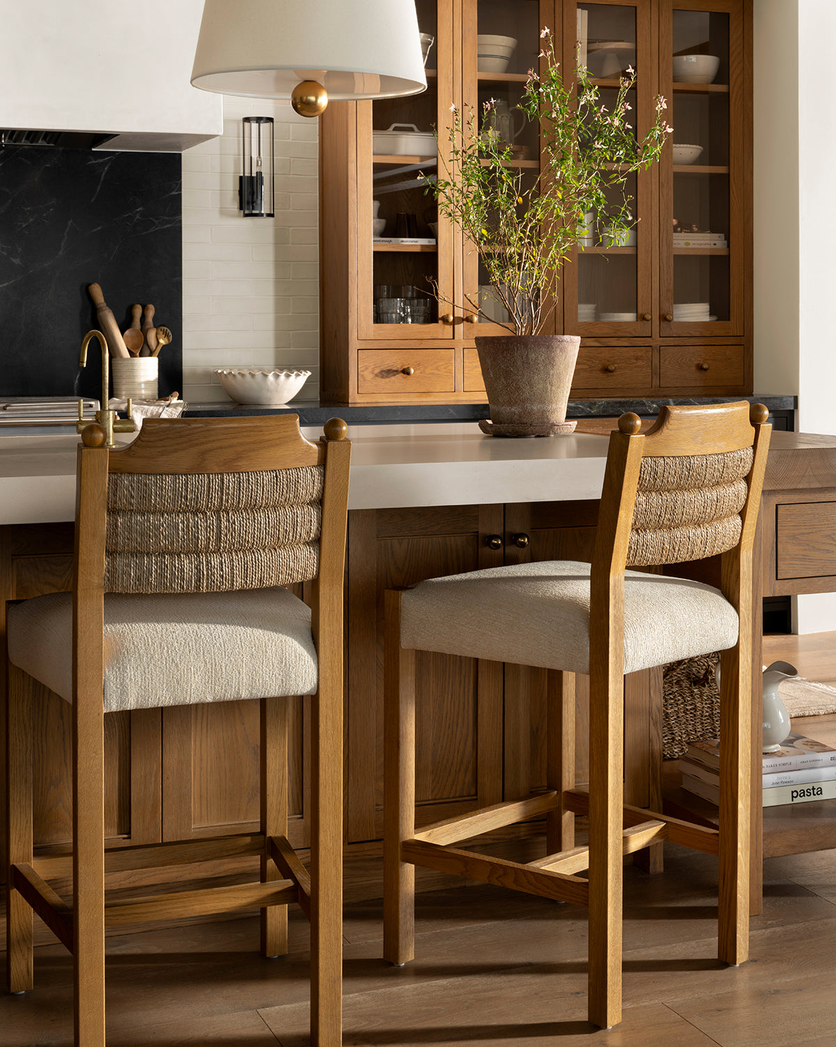 Tabouret de bar bohème en chêne et jonc de mer avec assise performante en coton-lin pour salle à manger