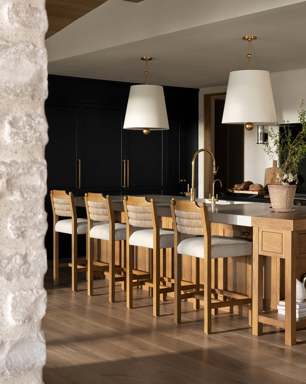 Tabouret de bar bohème en chêne et jonc de mer avec assise performante en coton-lin pour salle à manger