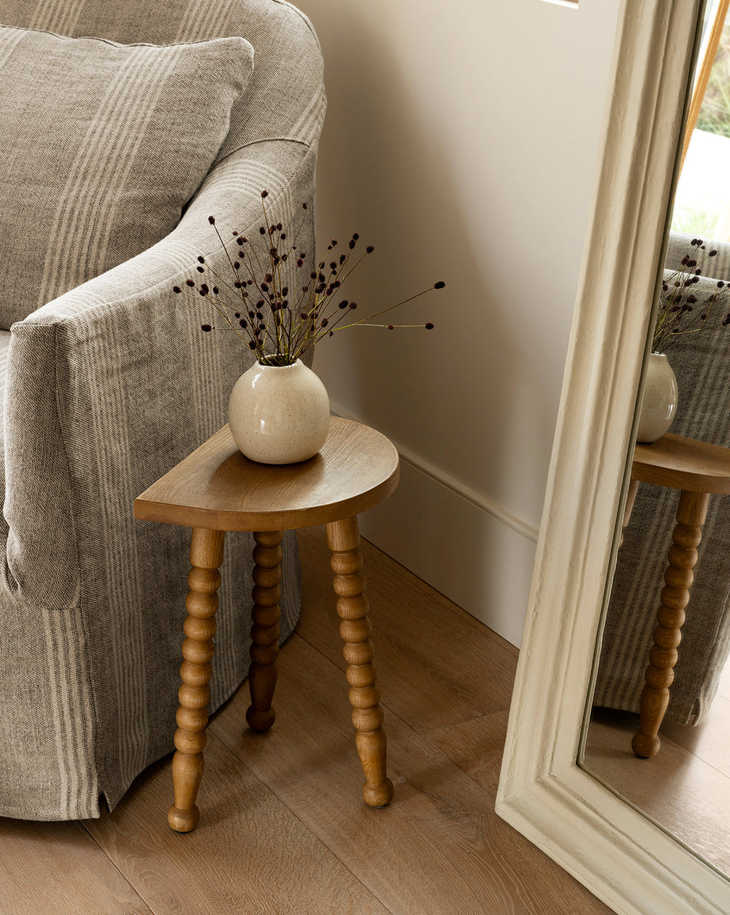 Tabouret en bois de chêne miel scandinave avec finition naturelle pour salon