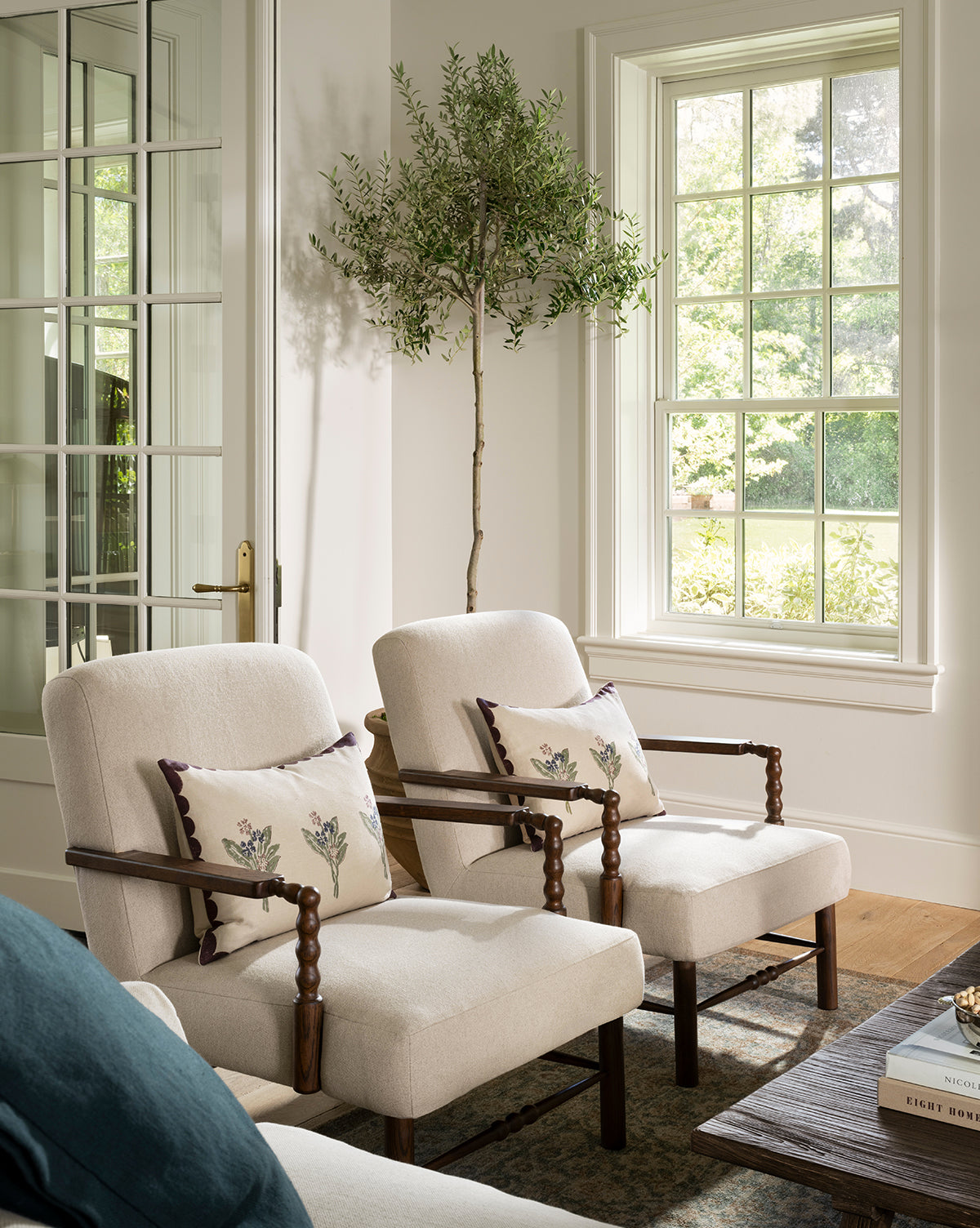 Fauteuil de salon traditionnel en chêne et tissu d'ameublement avec détails en bois tourné pour salon