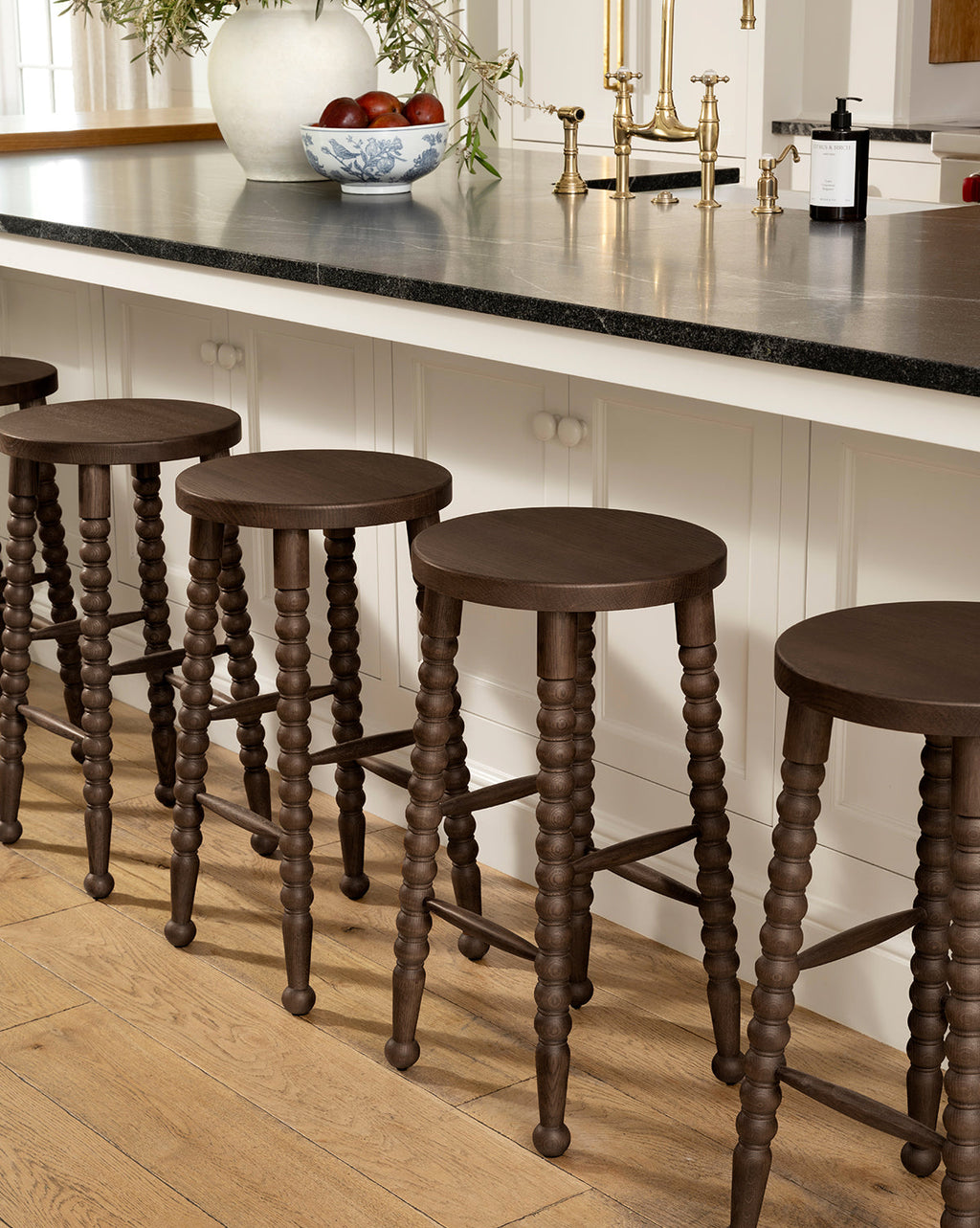 Tabouret de comptoir traditionnel en noyer et chêne avec pieds tournés pour salle à manger