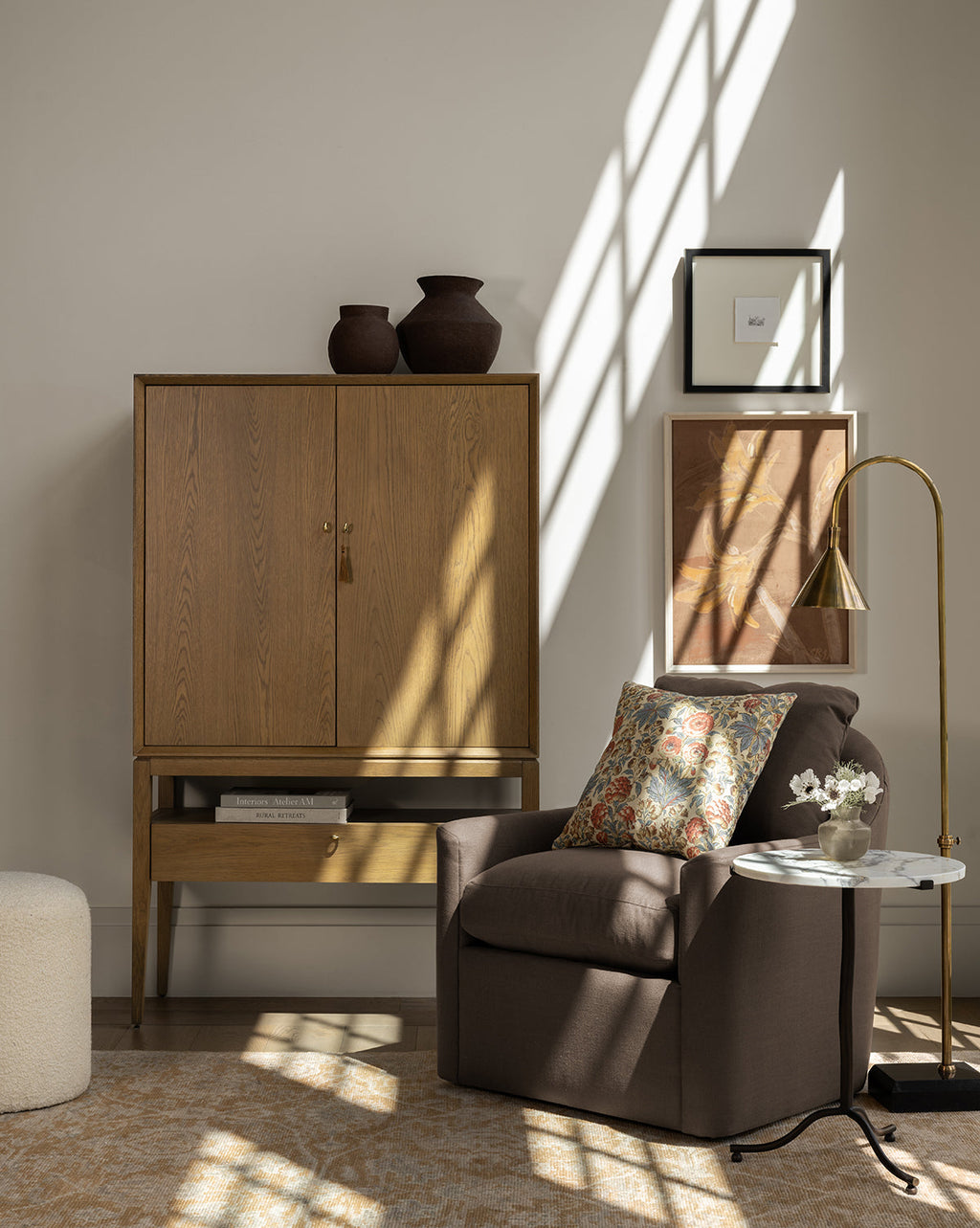 Fauteuil pivotant moderne en mélange de plumes avec cadre fait à la main et tissu personnalisé pour salon