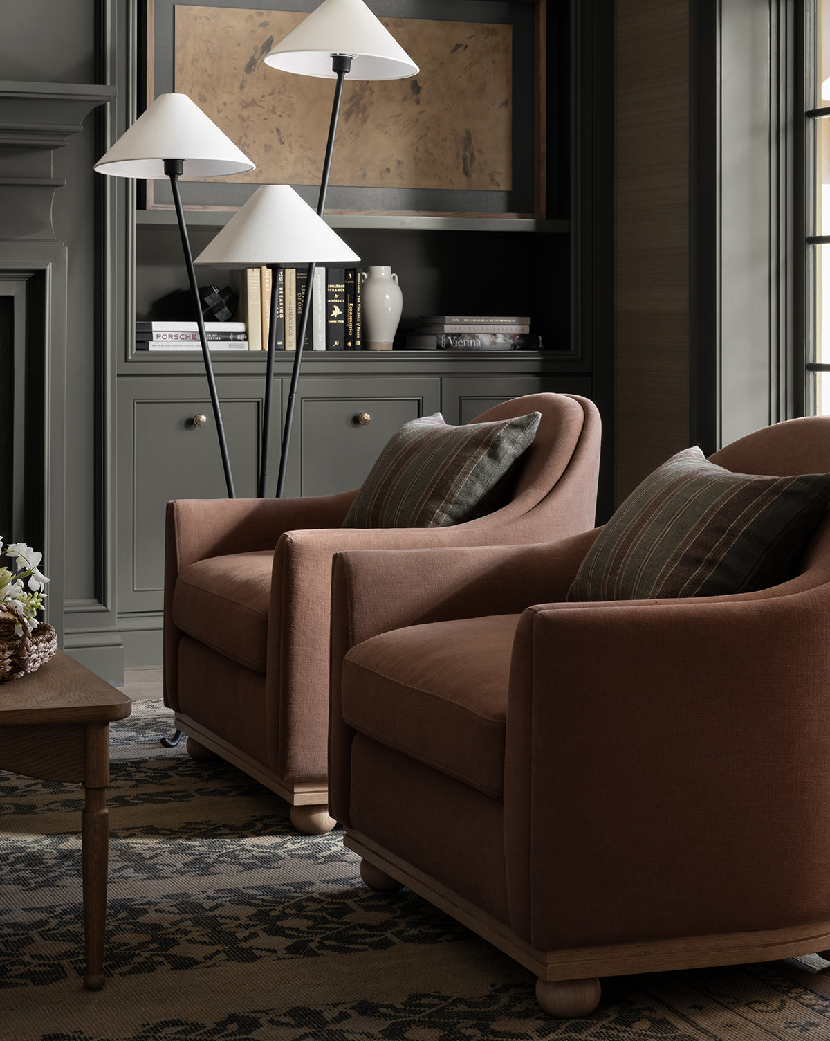 Chaise longue luxueuse en duvet et plumes avec cadre de fabrication artisanale et pieds boule pour le salon