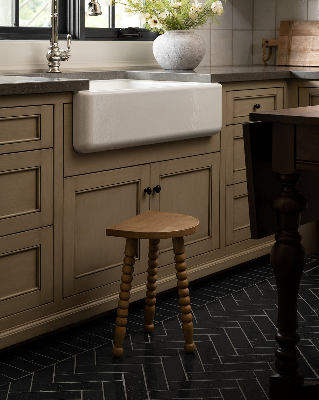 Tabouret en bois de chêne miel scandinave avec finition naturelle pour salon