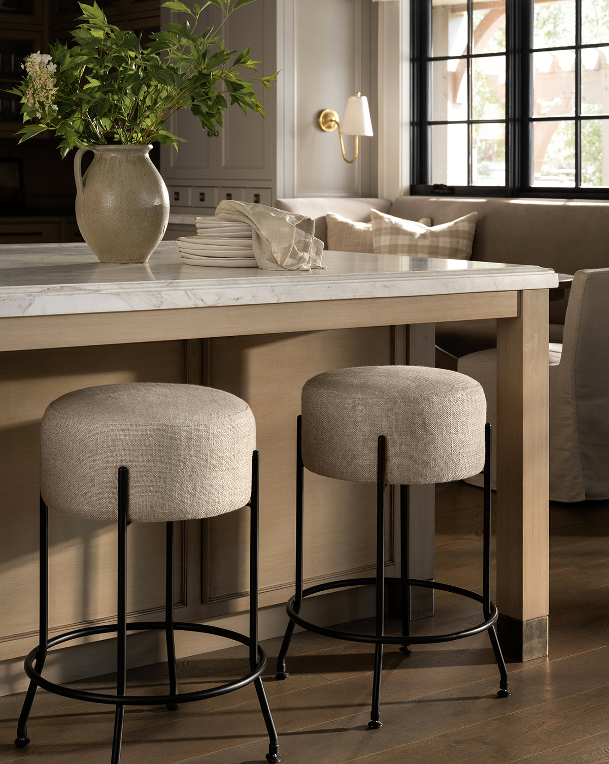 Tabouret de comptoir industriel en fer et tissu enduit avec assise circulaire pour salle à manger