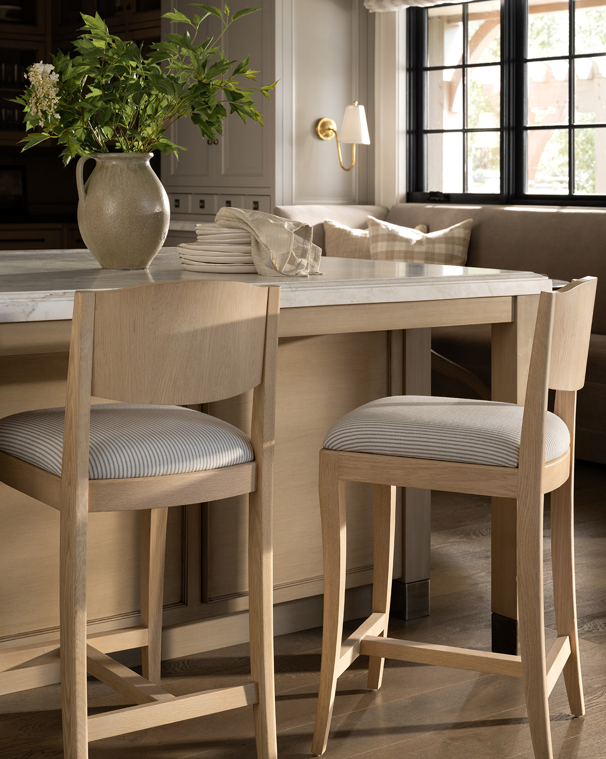 Tabouret de comptoir moderne en chêne blanc avec détails incurvés et revêtement performant pour salle à manger