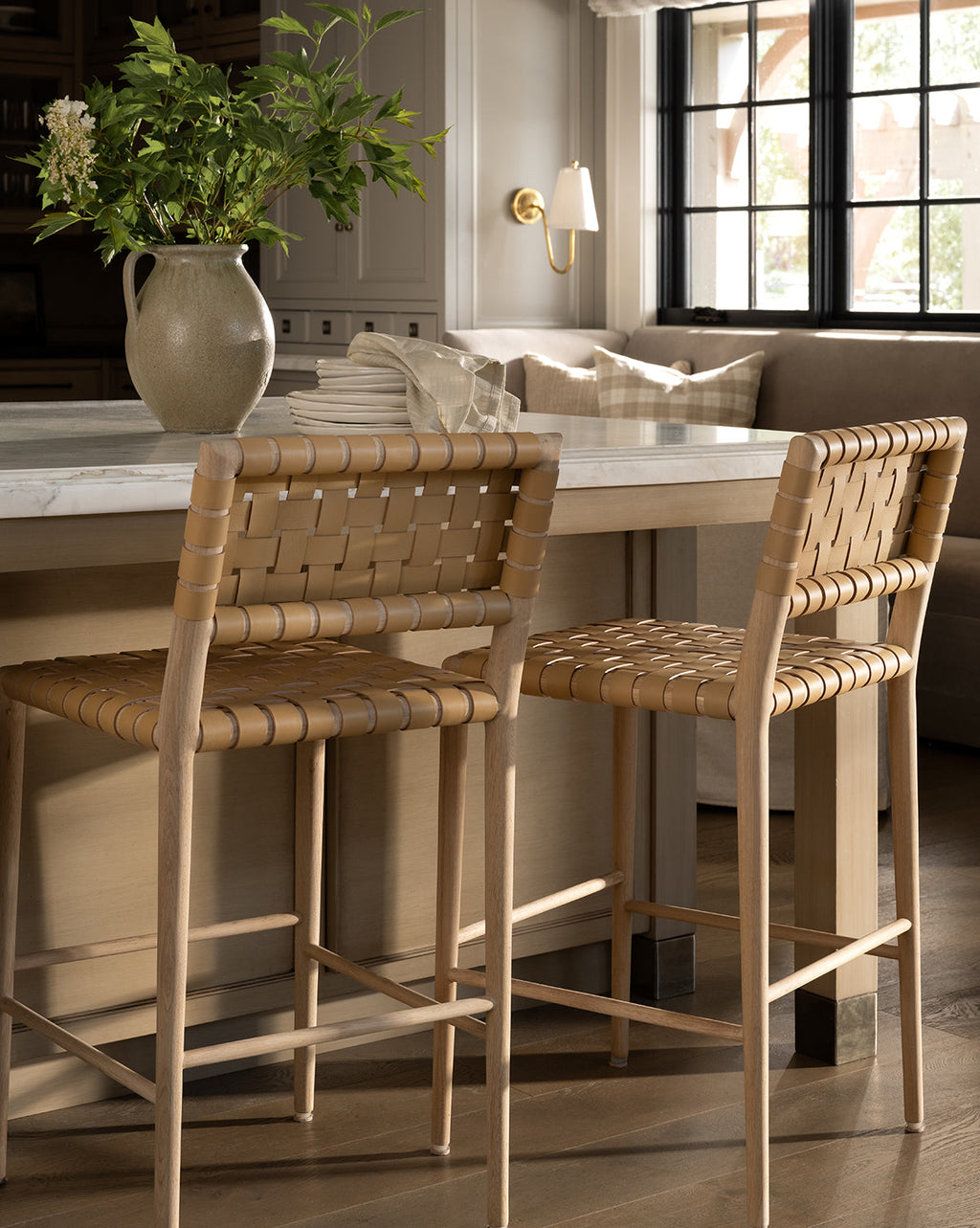 Tabouret de comptoir moderne en chêne blanc et cuir aniline avec détails tressés pour salle à manger