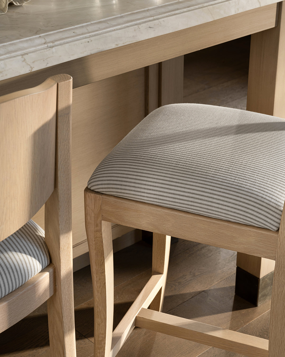 Tabouret de comptoir moderne en chêne blanc avec détails incurvés et revêtement performant pour salle à manger