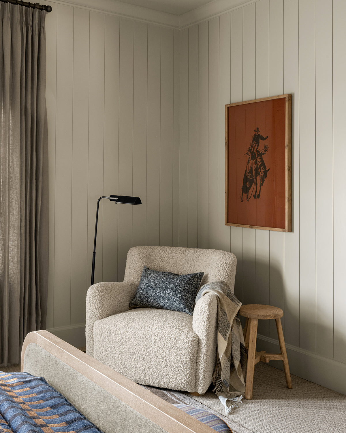 Fauteuil bas en peau de mouton contemporain avec structure en chêne blanc et capitonnage subtil pour le salon