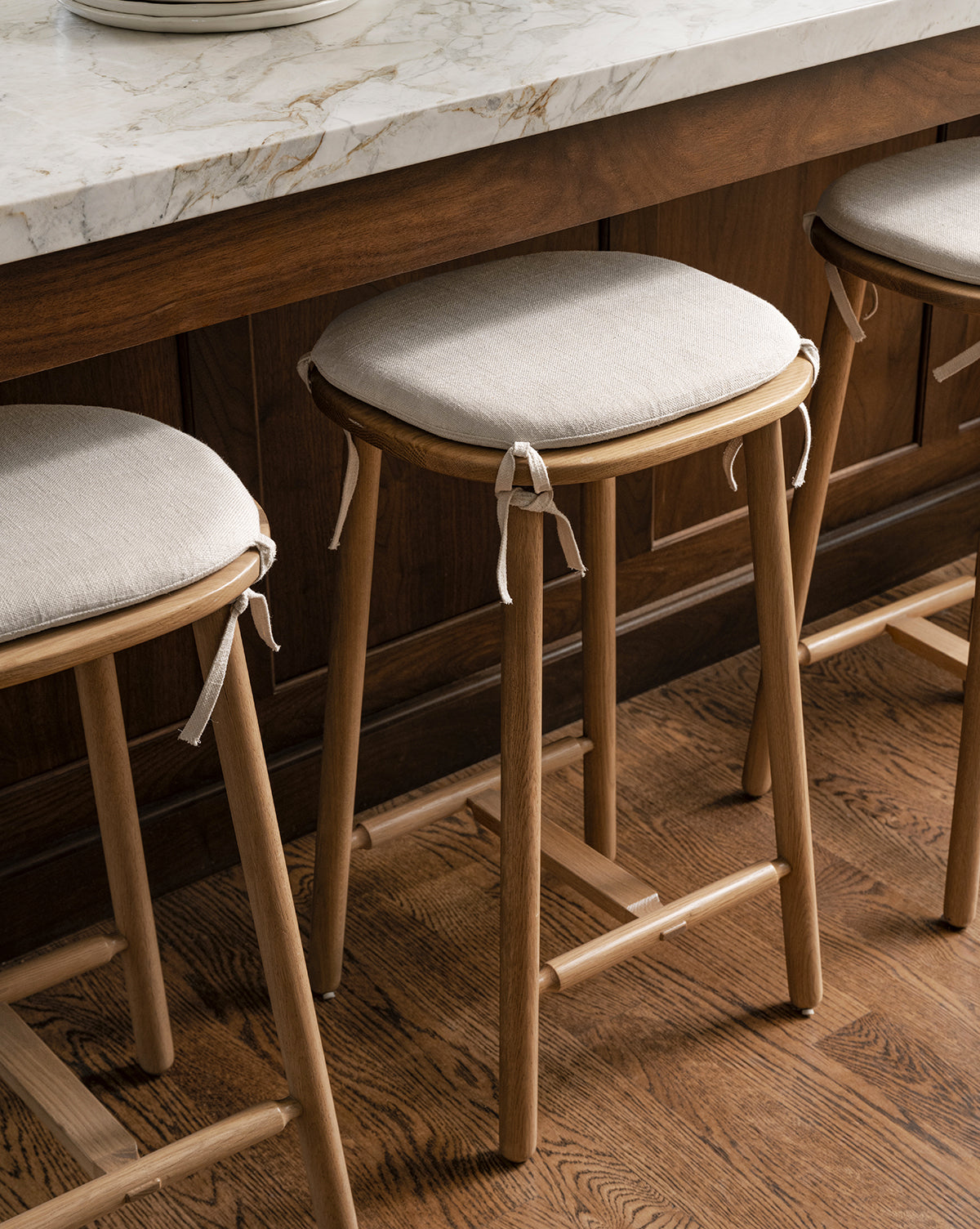 Tabouret de comptoir minimaliste en chêne massif blanc avec coussin neutre pour salle à manger