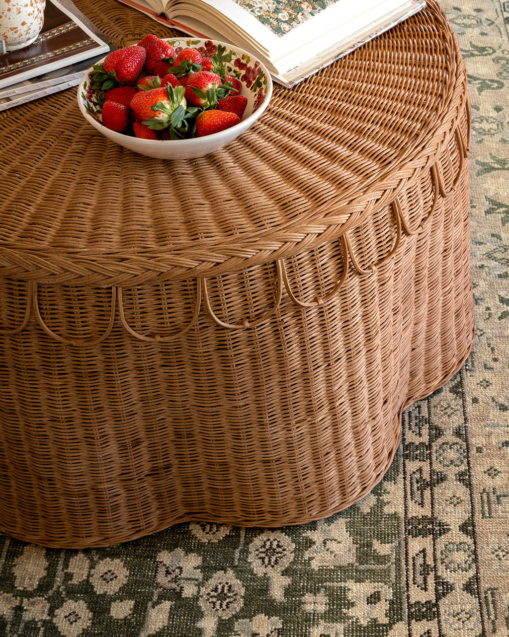Table basse bohème en rotin avec détails festonnés et texture tissée à la main pour le salon