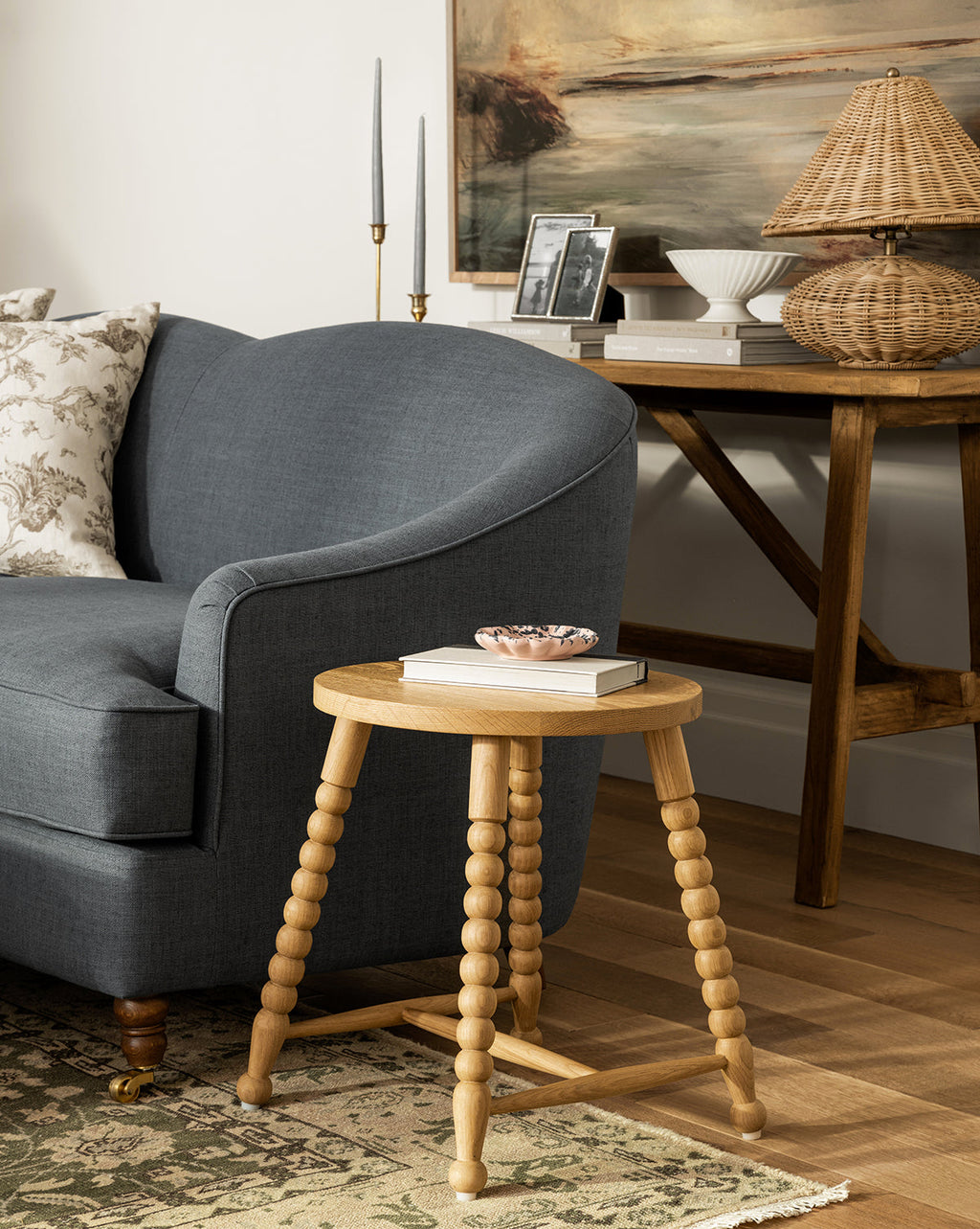 Table d'appoint moderne en bois avec silhouette élégante pour salon