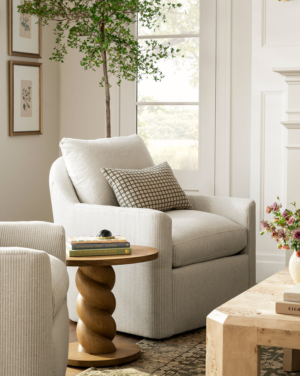 Fauteuil pivotant moderne en mélange de plumes avec cadre fait à la main et tissu personnalisé pour salon