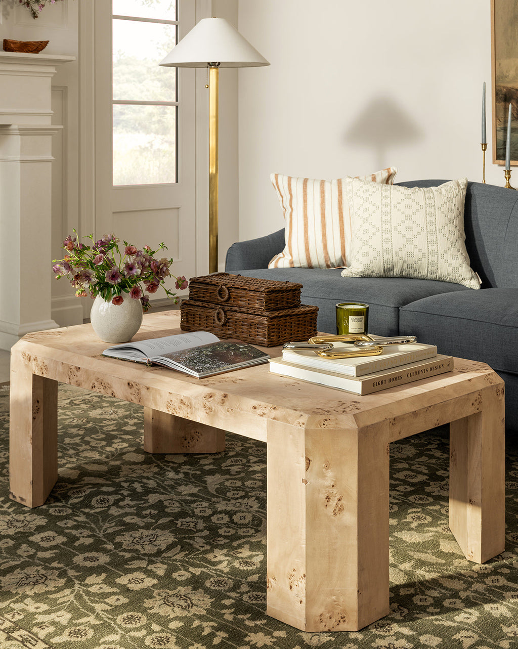 Table basse en bois de loupe organique avec grain naturel et construction géométrique pour salon
