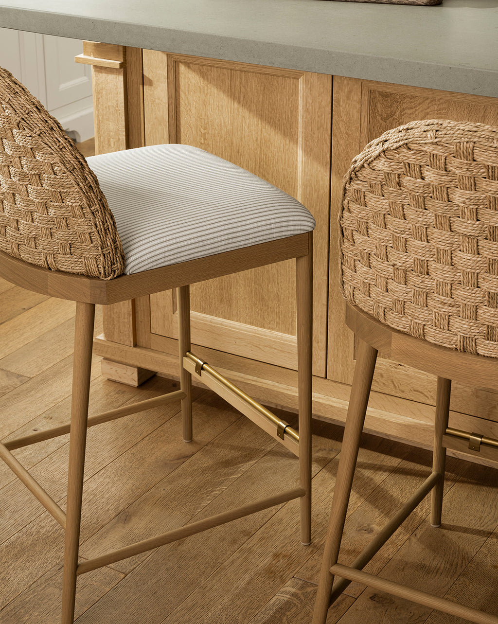 Tabouret de comptoir en chêne scandinave et tissé avec coussin blanc impeccable pour salle à manger
